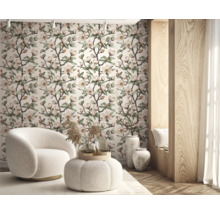 Wohnzimmer mit floraler Tapete, Sessel und Dekoration