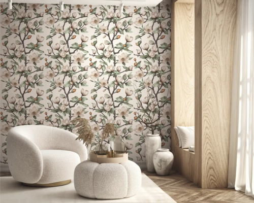 Wohnzimmer mit floraler Tapete, Sessel und Dekoration