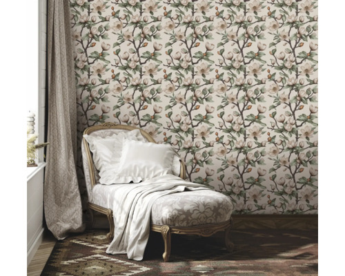 Dekorierter Raum mit Tapete, Sessel und Vorhang