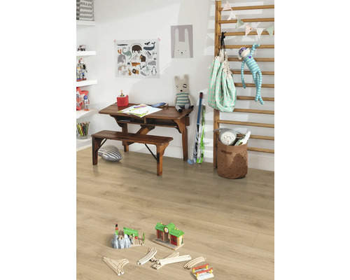 Kinderzimmer mit Holzschreibtisch, Sprossenwand und Spielzeug auf dem Boden