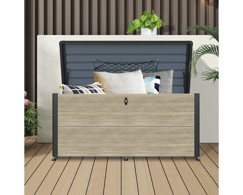 Geöffnete Aufbewahrungsbox für den Außenbereich mit Kissen