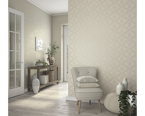 Dekoratives Wohnzimmer mit gemusterter Tapete, Stuhl, Beistelltisch und Holzboden