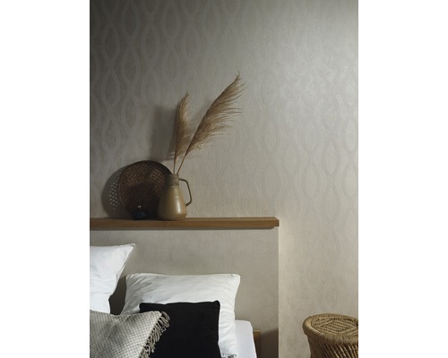 Schlafzimmer mit gemusterter Tapete, Bett, Regal und Dekoration