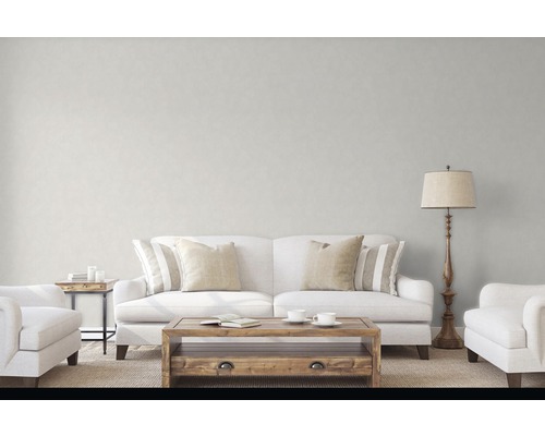 Wohnzimmer mit Sofa, Sessel, Couchtisch und Stehlampe