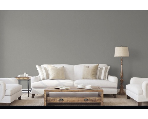 Wohnzimmer mit Sofa, Sessel, Couchtisch und Stehlampe