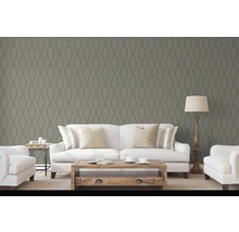 Wohnzimmer mit gemusterter Tapete, Sofa und Sesseln