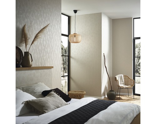 Schlafzimmer mit Bett, Fenster und Pendelleuchte aus Rattan