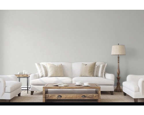 Wohnzimmer mit Sofa, Sessel, Couchtisch und Stehlampe