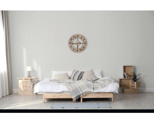 Schlafzimmer mit Doppelbett, Holzkisten, Tischlampe und Wanduhr