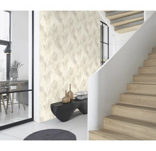 Heller Raum mit Treppe, Sitzbank, Dekoration und Tapete mit Muster