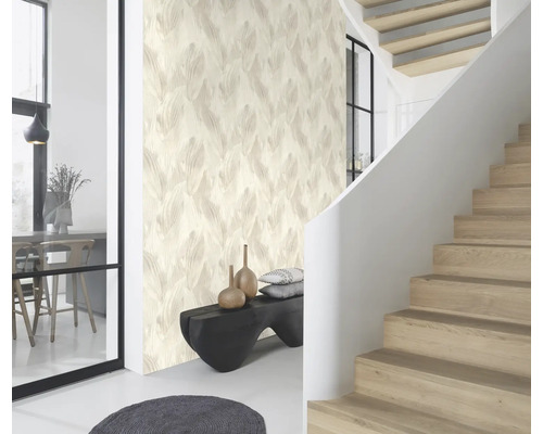 Heller Raum mit Treppe, Sitzbank, Dekoration und Tapete mit Muster