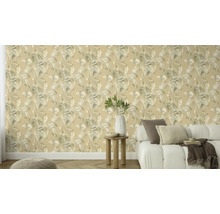 Wohnzimmer mit gemusterter Tapete mit Pflanzenmotiven, Sofa und Beistelltisch