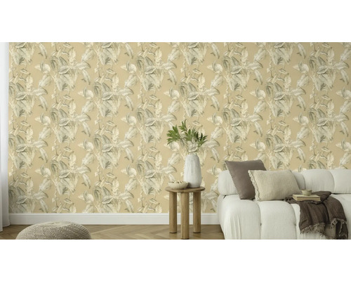 Wohnzimmer mit gemusterter Tapete mit Pflanzenmotiven, Sofa und Beistelltisch