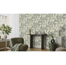 Wohnraum mit Blättertapete, Sessel und Dekoration