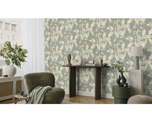 Wohnraum mit Blättertapete, Sessel und Dekoration