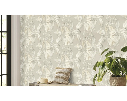 Wohnraum mit einer Tapete mit Pflanzenmuster, einem Kissen, einem Hut und einer Zimmerpflanze.