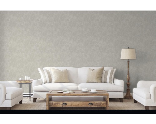 Wohnzimmer mit Tapete, Sofa, Sesseln, Couchtisch und Stehlampe.