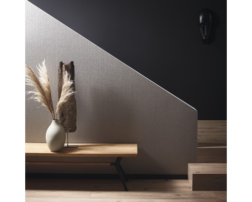 Dekorative Inneneinrichtung mit Tisch, Vase und Wandgestaltung im modernen Design
