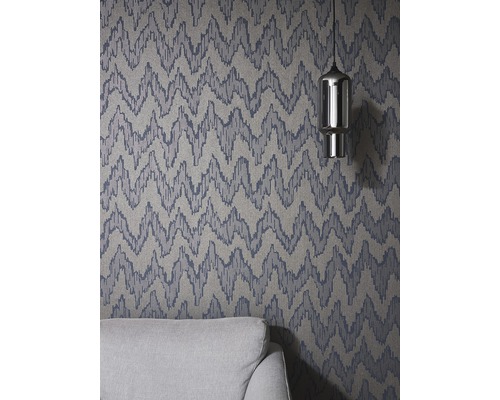 Tapete mit Zickzackmuster, Lampe und Sofateil