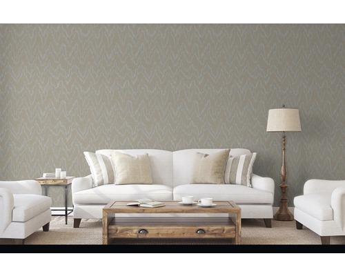 Wohnzimmer mit Couch, Sessel und gemusterter Tapete