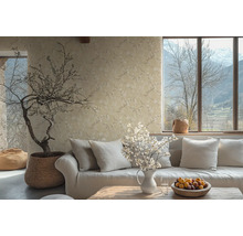 Wohnzimmer mit Sofa, Kissen, Tisch, Blumenvase, Zimmerpflanze und floraler Tapete für eine gemütliche Atmosphäre