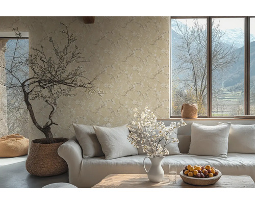 Wohnzimmer mit Sofa, Kissen, Tisch, Blumenvase, Zimmerpflanze und floraler Tapete für eine gemütliche Atmosphäre