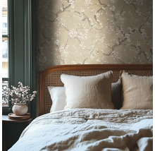 Schlafzimmer mit beiger Tapete mit Blumenmuster und Bett mit Kissen