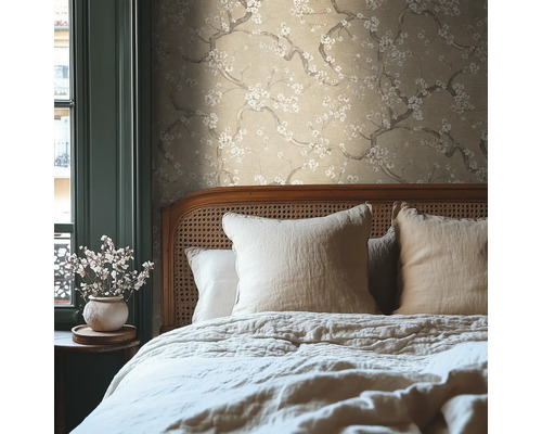 Schlafzimmer mit beiger Tapete mit Blumenmuster und Bett mit Kissen
