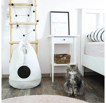 Zimmeransicht mit Katzenhöhle, Leiter mit Dekoration, Nachttisch, Bett und Katze