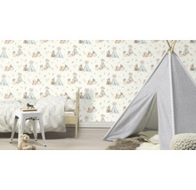 Kinderzimmer mit einem Zelt und einer Tapete mit Tiermotiven