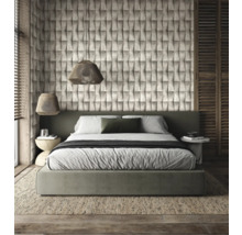 Schlafzimmer mit Bett, Nachttischen, Lampen, Teppich und Wandpaneelen