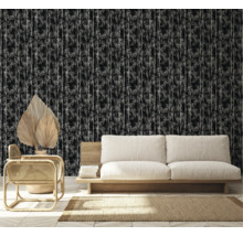Raumansicht mit schwarzer Bambus-Tapete, Sofa, Sessel und Teppich.