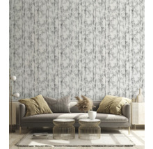 Wohnzimmer mit Sofa, Beistelltischen und Tapete mit Bambusmuster für eine helle und organisierte Atmosphäre.