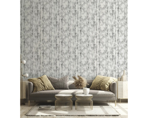 Wohnzimmer mit Sofa, Beistelltischen und Tapete mit Bambusmuster für eine helle und organisierte Atmosphäre.