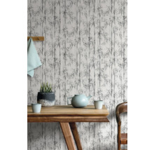 Wand mit Bambusmuster, Tisch mit Teekanne und Tasse