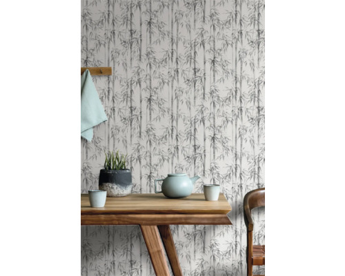 Wand mit Bambusmuster, Tisch mit Teekanne und Tasse