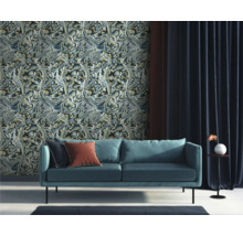 Wohnzimmer mit Sofa, Vorhängen und gemusterter Tapete