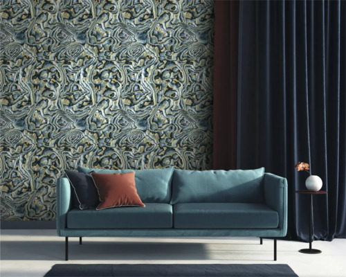 Wohnzimmer mit Sofa, Vorhängen und gemusterter Tapete
