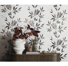 Wand mit Blattmuster, Anrichte mit Dekorationen wie Vase und Skulptur