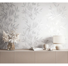 Wohnraum mit floral gemusterter Tapete und Dekoration auf einer Kommode