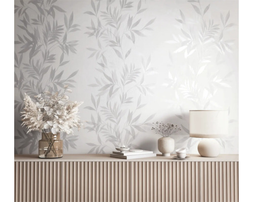 Wohnraum mit floral gemusterter Tapete und Dekoration auf einer Kommode