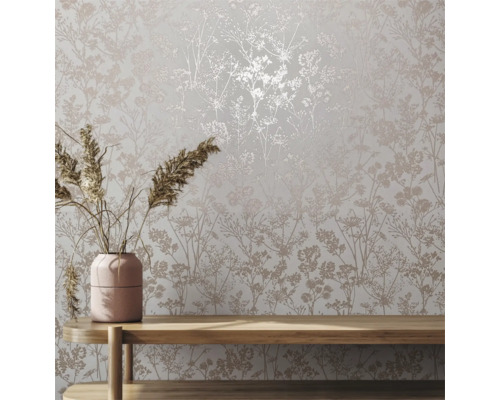 Nahaufnahme einer Wand mit floral gemusterter Tapete und einem Holztisch mit Blumenvase.