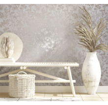Szene mit floral gemusterter Tapete, Bank, Vase und Korb