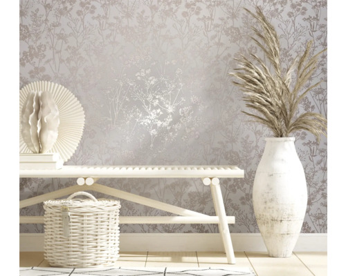 Szene mit floral gemusterter Tapete, Bank, Vase und Korb