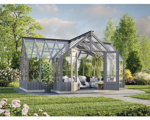 Gewächshaus mit Glaswänden und Doppeltür in einem Garten mit Pflanzen und Rasen.