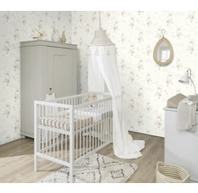 Helles Kinderzimmer mit Gitterbett, Kleiderschrank, Wickelkommode und Tapete mit Hasenmotiven