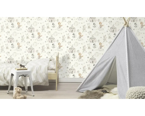 Kinderzimmer mit Zirkusmuster-Tapete, Spielzelt und Bett