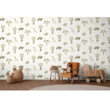 Kinderzimmer mit Tapete mit Safari-Motiven, Rattankorb und Kinderwagen