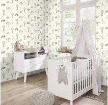Babyzimmer mit gemusterter Tapete, Gitterbett und Kommode
