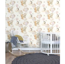 Kinderzimmer mit Mustertapete, Schaukelstuhl und Babybett